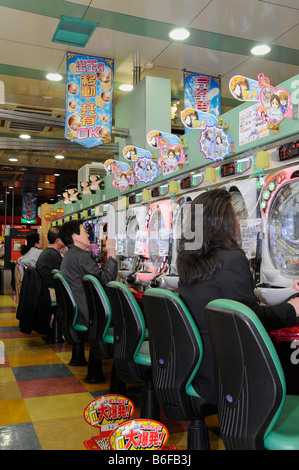 Jeu japonais sur jeu de flipper machines dans une salle de jeu flipper, Paschinko, à Kyoto, Japon, Asie Banque D'Images