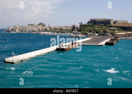 Le vieux port et derrière elle Froúrio la nouvelle forteresse néo de Kerkyra, ville de Corfou, Grèce, Europe Banque D'Images