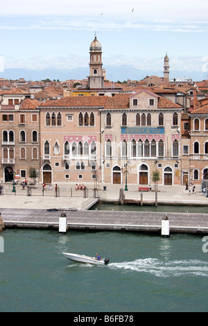 Bateau sur le Grand Canal à Venise, Italie, Europe Banque D'Images