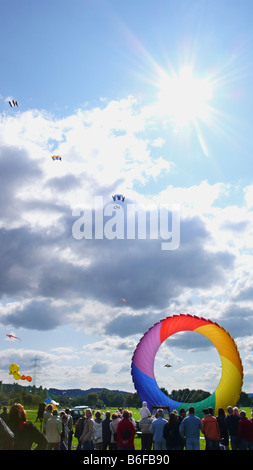 Cerfs-volants sur un kite festival, les spectateurs regardant plusieurs cerfs-volants, Allemagne Banque D'Images