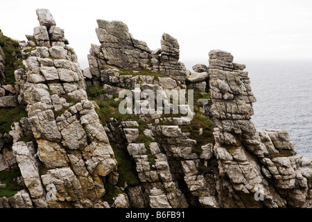 Falaises côtières à Pointe de Penn-Hir, presqu'île de Crozon, Finistère, Bretagne, Bretagne, France, Europe Banque D'Images