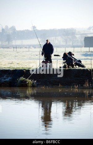 Tôt le matin, un pêcheur à la Tamise, Wallingford, Oxfordshire Banque D'Images