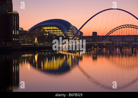 Le Sage Gateshead et célèbres ponts Tyne reflétée dans la rivière Tyne au coucher du soleil Banque D'Images