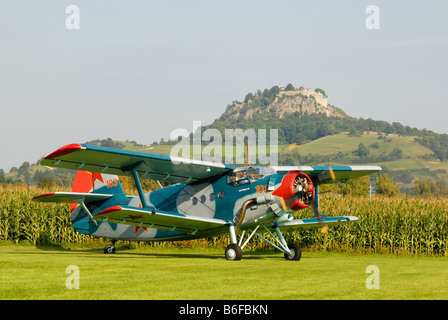 Russe légendaire avion de combat multi-usage et à deux étages, plus grand avion au monde, l'Antonov An-2, en face de Hohent Banque D'Images