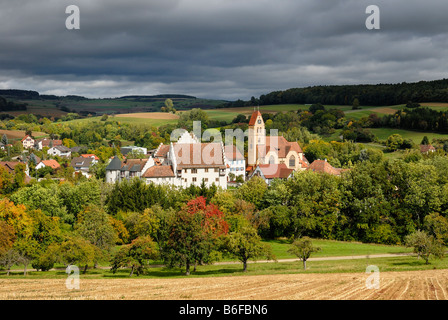 Le centre historique de Weil avec son fleuve Nikolauskirche ou église Saint-Nicolas et Blumenfeld Palace, dans la région de Constanc Banque D'Images