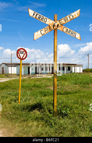Panneau d'avertissement pour traverser la voie de chemin de fer, Sancti-Spíritus province, Cuba, l'Amérique latine Banque D'Images