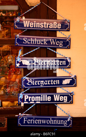 Street- et de souvenirs des signes dans le Handwerkerhof ou Artisan Courtyard à Nuremberg, Bavière, Allemagne, Europe Banque D'Images