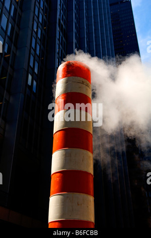 Cuisson à la cheminée sur un site de construction, des gratte-ciel à l'arrière, New York City, USA Banque D'Images