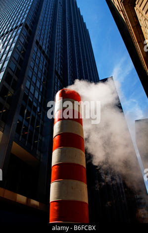 Cuisson à la cheminée sur un site de construction, des gratte-ciel à l'arrière, New York City, USA Banque D'Images