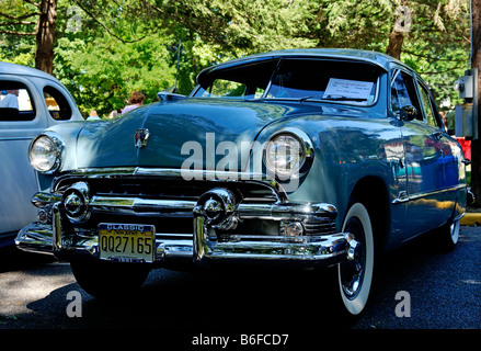 Ford 1951 dans un salon de voitures dans la région de Belvidere, New Jersey, USA Banque D'Images