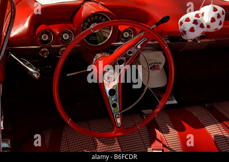 Planche de bord et de pilotage d'un Chevrolet 1960 dans un salon de voitures dans la région de Belvidere, New Jersey, USA Banque D'Images