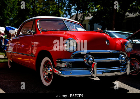 Ford 1951 dans un salon de voitures dans la région de Belvidere, New Jersey, USA Banque D'Images