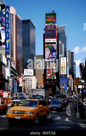 Le trafic et les taxis jaunes à Times Square, New York City, NY, USA Banque D'Images