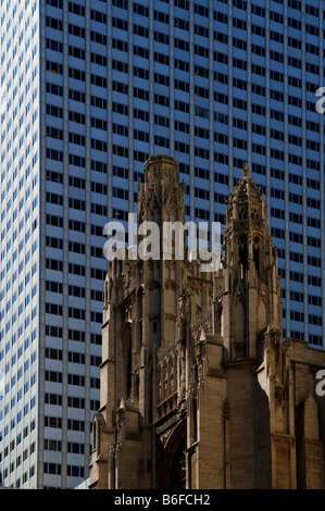 La Cathédrale St Patrick à côté d'un gratte-ciel, New York City, USA Banque D'Images