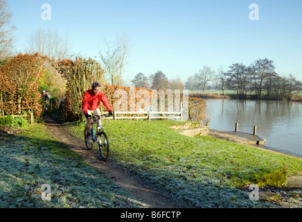 Les cyclistes sur le chemin de halage à côté de la Tamise sur un hivers matin, Wallingford, Oxfordshire Banque D'Images