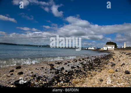 La plage, le long d'Obscurité côté port de Waitemata, Devonport, Auckland, Nouvelle-Zélande Banque D'Images