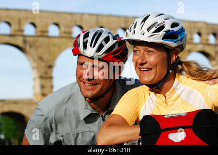 Les cyclistes à l'avant de l'aqueduc, le Pont du Gard, Provence, France, Europe Banque D'Images