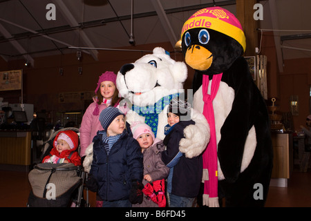 Le zoo de Chester Cheshire UK Groupe d'enfants serrant le gel Noël personnages juste Banque D'Images