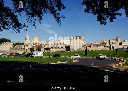 Les murs de la ville et palais des Papes à Avignon, Provence, France, Europe Banque D'Images