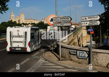 Un camping-car, en face du palais des papes en Avignon, Provence, France, Europe Banque D'Images