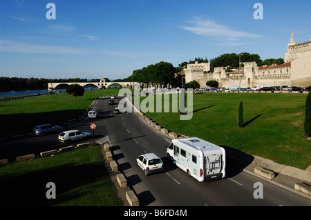 Un camping-car, en face du palais des papes en Avignon, Provence, France, Europe Banque D'Images