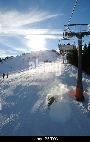 Ski skieur en poudre sous le Kitzlahner-Bahn, remontées mécaniques, domaine skiable de Sudelfeld Bayrische Alpen ou Alpes bavaroises, Bavière, Allemagne Banque D'Images