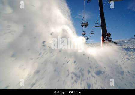 Ski skieur en poudre sous le Kitzlahner-Bahn, remontées mécaniques, domaine skiable de Sudelfeld Bayrische Alpen ou Alpes bavaroises, Bavière, Allemagne Banque D'Images