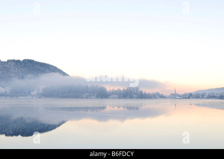 Lac de Schliersee en hiver, contreforts des Alpes bavaroises, Bavaria, Germany, Europe Banque D'Images