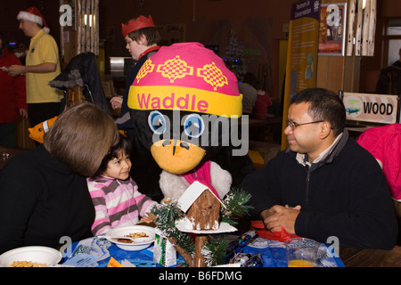 Le zoo de Chester Cheshire UK asian family bénéficiant de Noël petit-déjeuner avec du caractère équitable du gel Banque D'Images