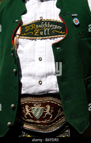 L'homme en costume traditionnel, détail, lors d'une fête folklorique à Ruhpolding, Chiemgau, Bavaria, Germany, Europe Banque D'Images