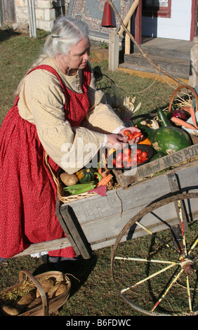 Une femme sa perception de son wagon de légumes Légumes de prendre les articles au marché de la ville ou dans l'ouest Banque D'Images