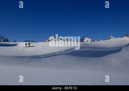 Les skieurs de l'arrière-pays, freeriders, randonner d'Sandiger Boden de ski en face de l'Obergabelhorn Zinalrothorn et mountai Banque D'Images