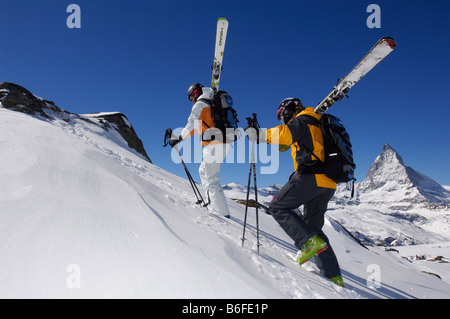 Retour du ski de randonnée du Riffelberg Montagne devant le Matterhorn, Zermatt, Valais ou Wallis, Switzerla Banque D'Images