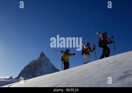 Les skieurs de l'arrière-pays, freeriders, randonner d'Sandiger Boden de ski en face de la Matterhorn, Zermatt, Valais o Banque D'Images