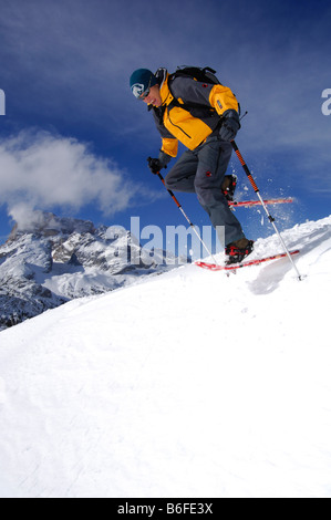 Randonneurs en raquettes, l'homme, sur le Plaetzwiese Pré, à l'arrière les montagnes Hohe Gaisl, Haute Vallée Puster ou Alto Pusteria, Bolzano-B Banque D'Images