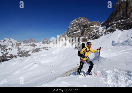 Randonneur en raquettes dans la haute vallée de Pusteria ou Alto Pusteria, Bolzano-Bozen, dolomite, Alpes, Italie, Europe Banque D'Images