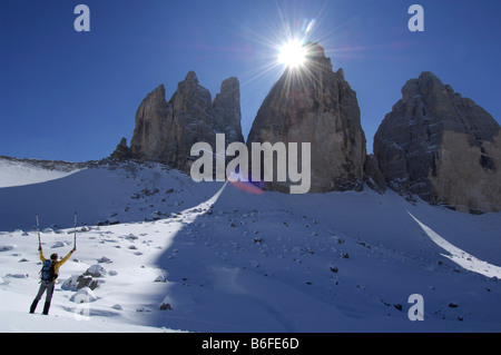 La raquette en face de la montagne Drie Zinnen ou Tre Cime di Lavaredo, Italien pour Trois Cimes de Lavaredo, Va Hochpustertal Banque D'Images