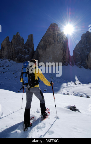 La raquette en face de la montagne Drie Zinnen ou Tre Cime di Lavaredo, Italien pour Trois Cimes de Lavaredo, Va Hochpustertal Banque D'Images