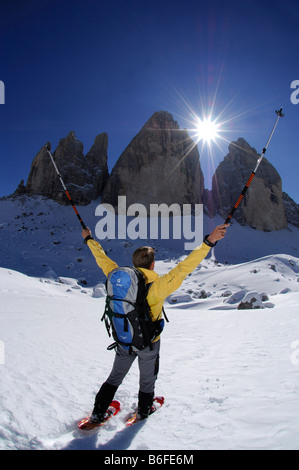 La raquette en face de la montagne Drie Zinnen ou Tre Cime di Lavaredo, Italien pour Trois Cimes de Lavaredo, Va Hochpustertal Banque D'Images