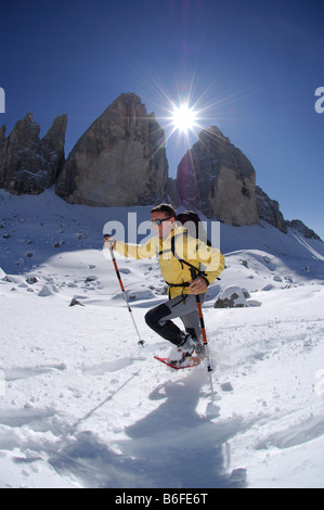 La raquette en face de la montagne Drie Zinnen ou Tre Cime di Lavaredo, Italien pour Trois Cimes de Lavaredo, Va Hochpustertal Banque D'Images