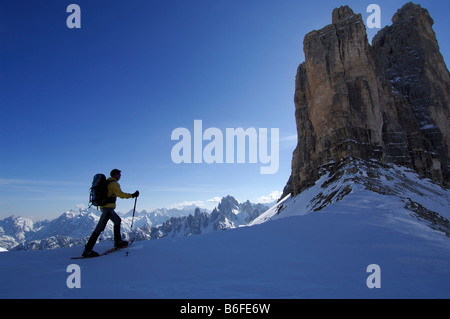 La raquette en face de la montagne Drie Zinnen ou Tre Cime di Lavaredo, Italien pour Trois Cimes de Lavaredo, Va Hochpustertal Banque D'Images