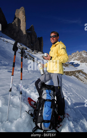 La raquette en face de la montagne Drie Zinnen ou Tre Cime di Lavaredo, Italien pour Trois Cimes de Lavaredo, Va Hochpustertal Banque D'Images