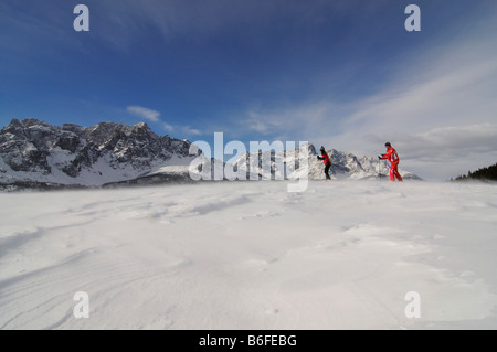 Nordique ou les skieurs de fond sur l'Alpe Nemes Alpes, la haute vallée Puster ou Haute vallée Puster ou Alto Pusteria, Bolzano-Bozen Banque D'Images