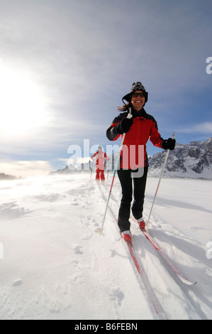 Nordique ou les skieurs de fond sur l'Alpe Nemes Alpes, la haute vallée Puster ou Alto Pusteria, Bolzano-Bozen, Italie, Europe Banque D'Images