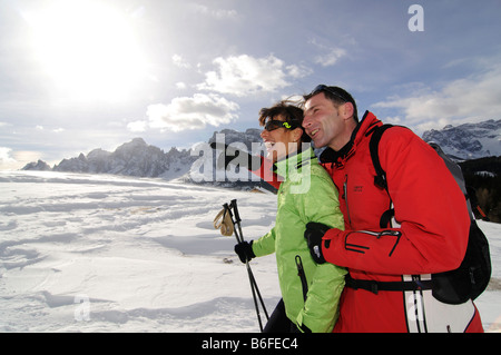 Les randonneurs sur l'Alpe Nemes Alpes dans le haut Val Pusteria ou Alto Pusteria, Bolzano-Bozen, Italie, Europe Banque D'Images