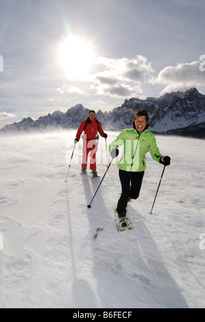 Les randonneurs en raquettes sur l'Alpe Nemes Alpes dans le haut Val Pusteria ou Alto Pusteria, Bolzano-Bozen, Italie, Europe Banque D'Images