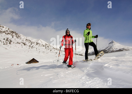 Les randonneurs en raquettes sur l'Alpe Nemes Alpes dans le haut Val Pusteria ou Alto Pusteria, Bolzano-Bozen, Italie, Europe Banque D'Images