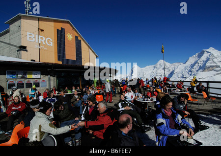 Les clients sur le mont Schilthorn, vue depuis le Restaurant am Birg auf Eiger, Moench, Jungfrau, Grindelwald, Alpes Bernoises, Suisse, Banque D'Images