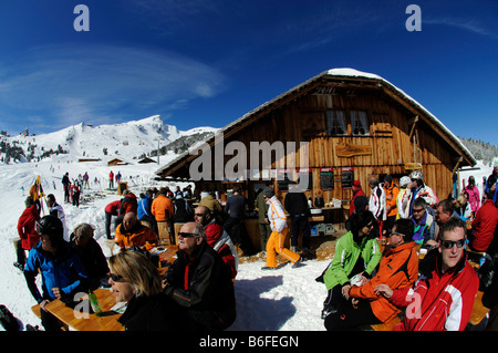 Les skieurs en face d'un refuge de montagne, Arvengaden Restaurant, Kleine Scheidegg Mountain, Grindelwald, Alpes Bernoises, la Suisse, l'UE Banque D'Images