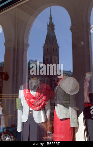 Magasin de mode dans les arcades avec des vêtements de femme et d'un reflet de la tour de l'Hôtel de Ville, Hambourg, Allemagne, Europe Banque D'Images